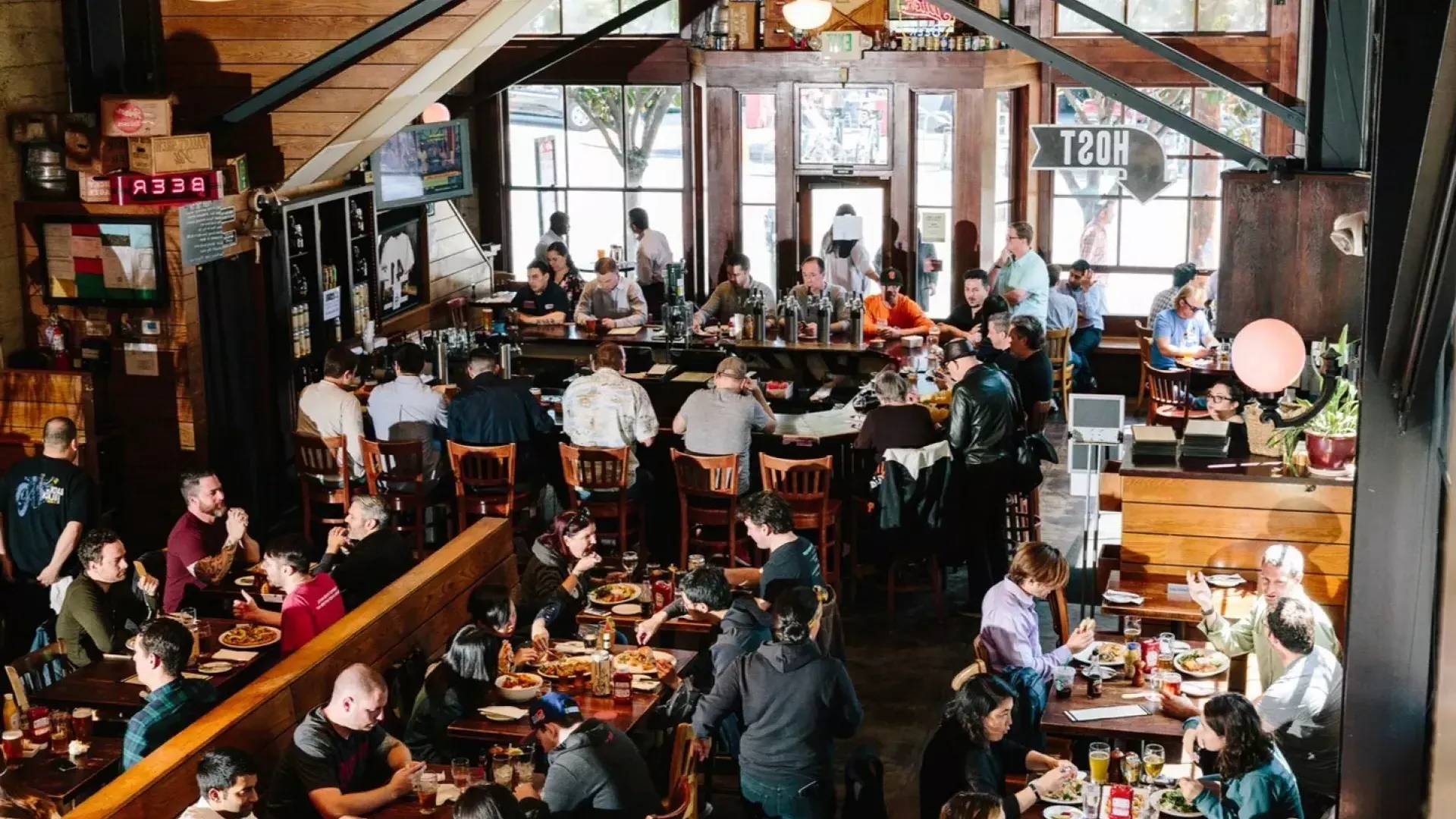 Gäste essen und trinken in der 21st修正宪法 Brewery in San Francisco.