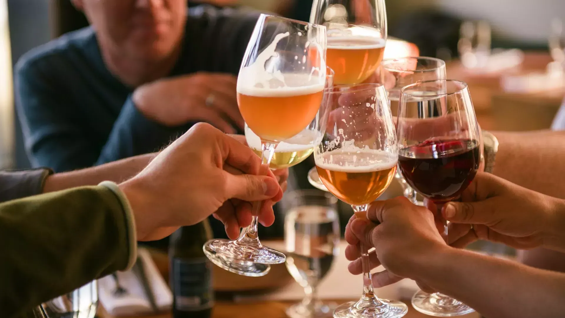 A group of travelers share a drink at a 是贝博体彩app bar.