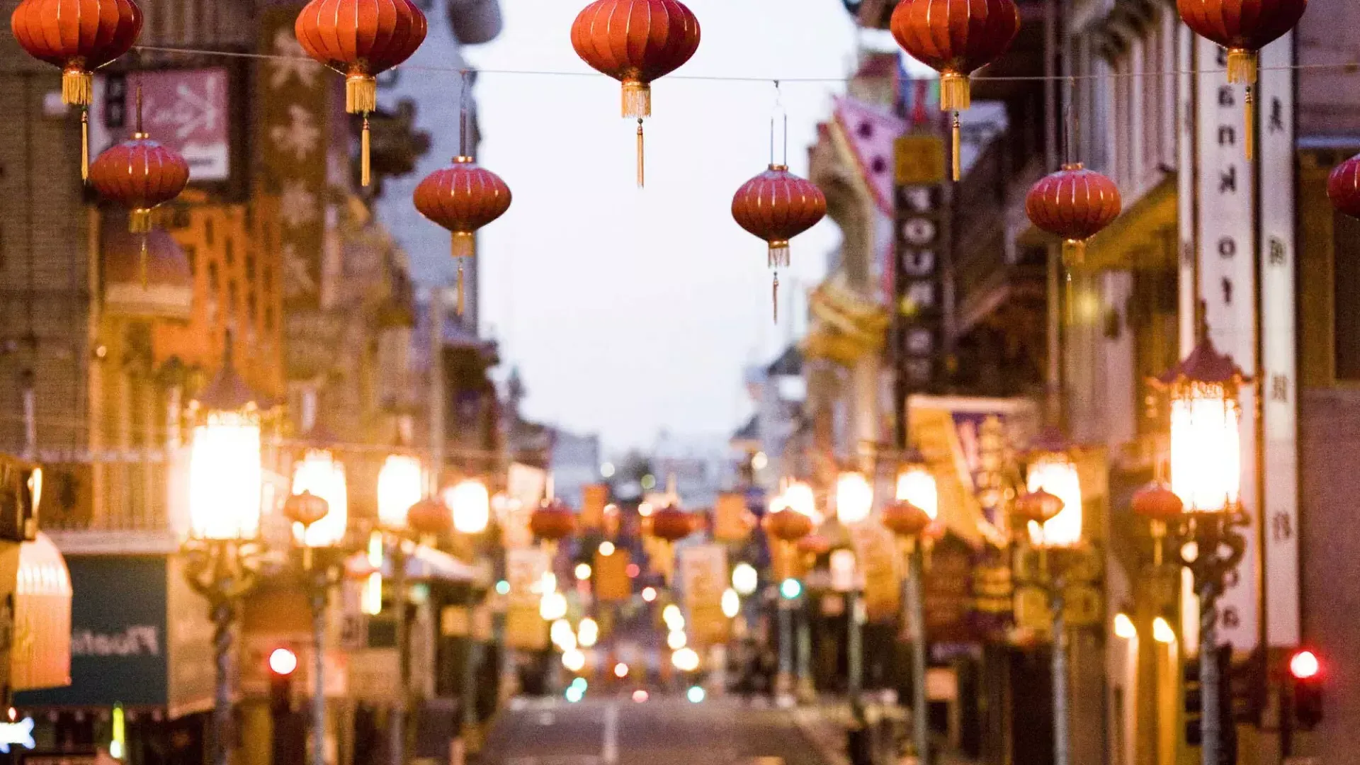 在唐人街的街道上悬挂着一排红色的灯笼。. San Francisco, Kalifornien.