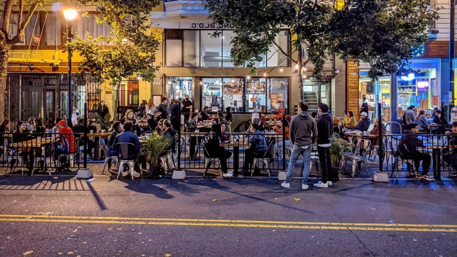 Uma multidão desfruta de comida e bebida ao longo da Valencia Street, em São Francisco