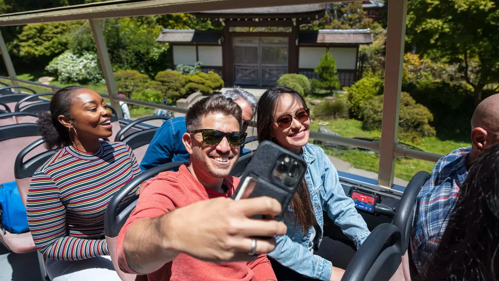 Homem tirando uma selfie em um Big Bus Tour