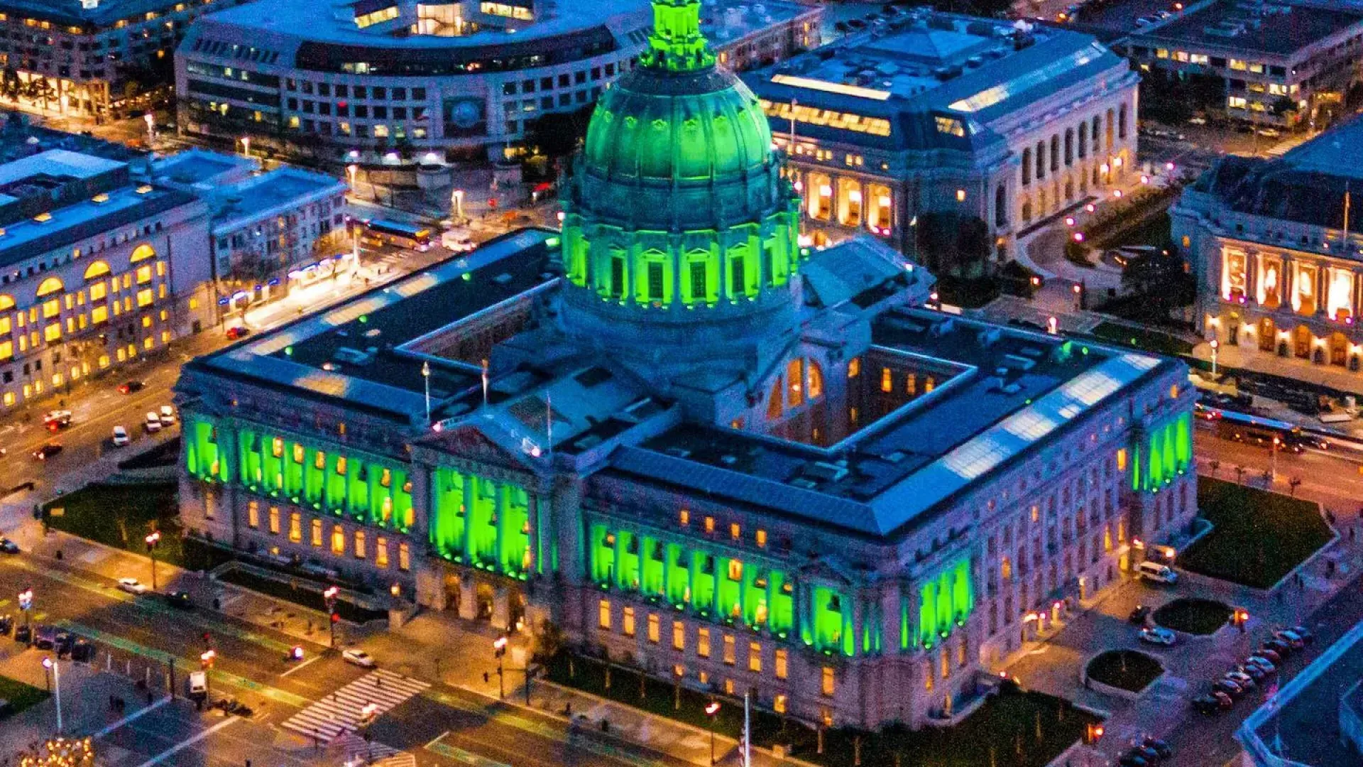 Das Rathaus wird zum St. Patrick's Day erleuchtet