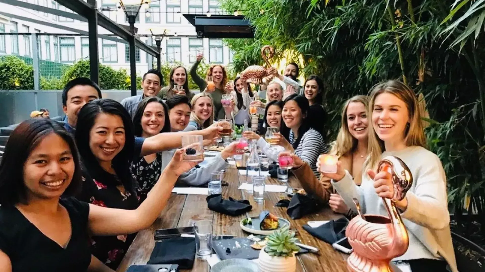 A group of people toasting at 肮脏的习惯