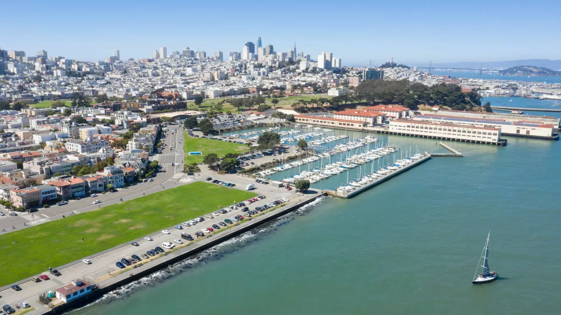 Aérea de 梅森堡 con el horizonte de San Francisco en la distancia.