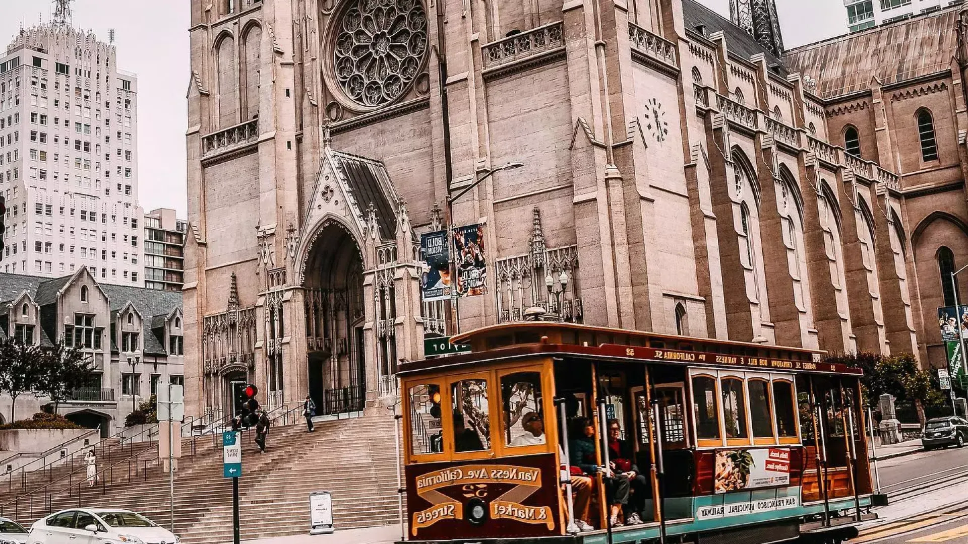 Seilbahn fährt an der Grace Cathedral vorbei