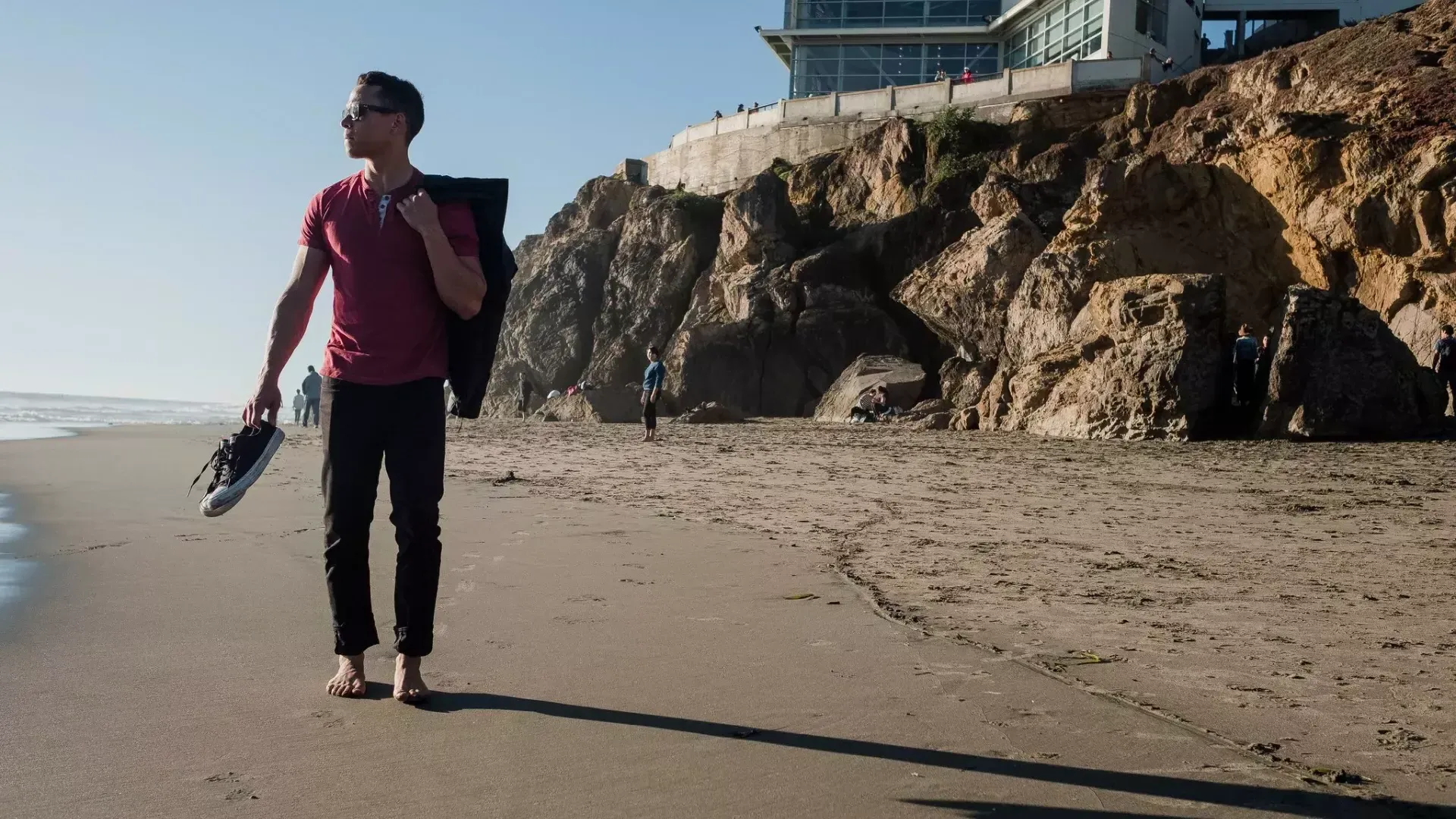 Nick Whittlesey descalço em Ocean Beach