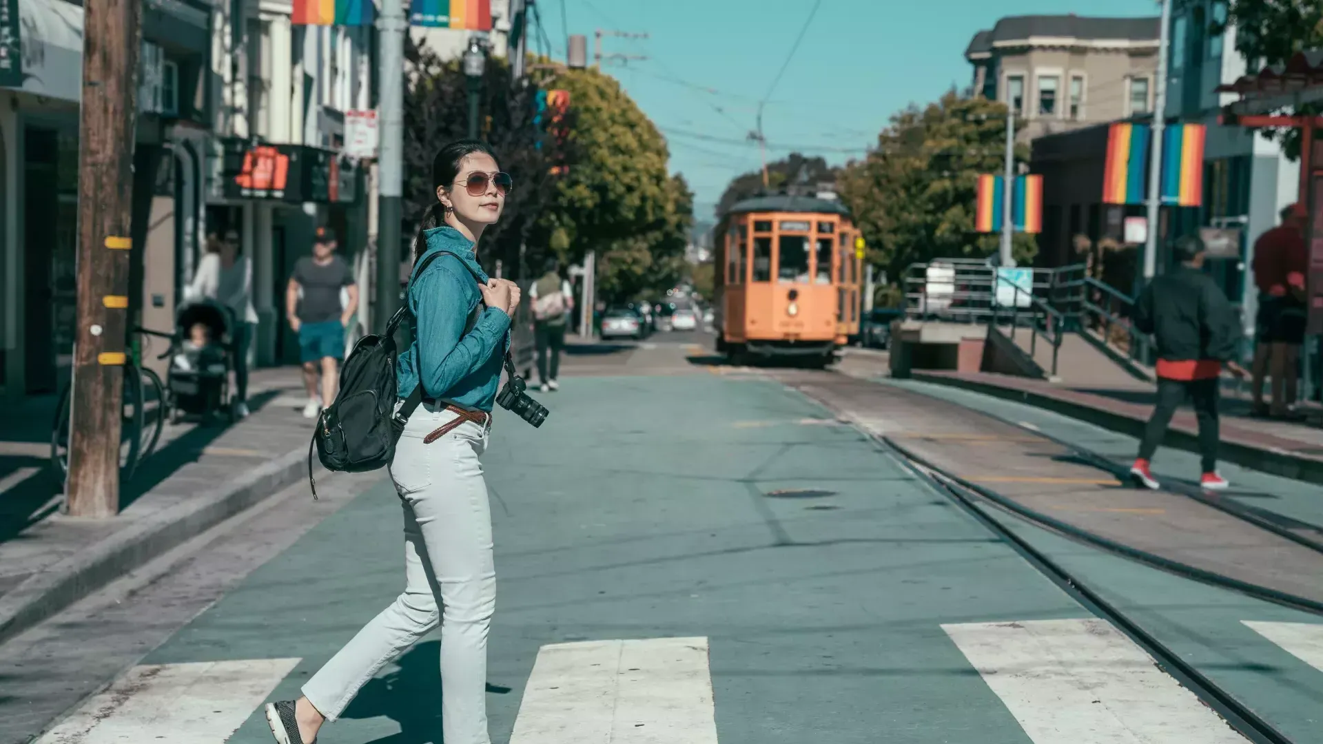 Eine Frau geht im Castro spazieren