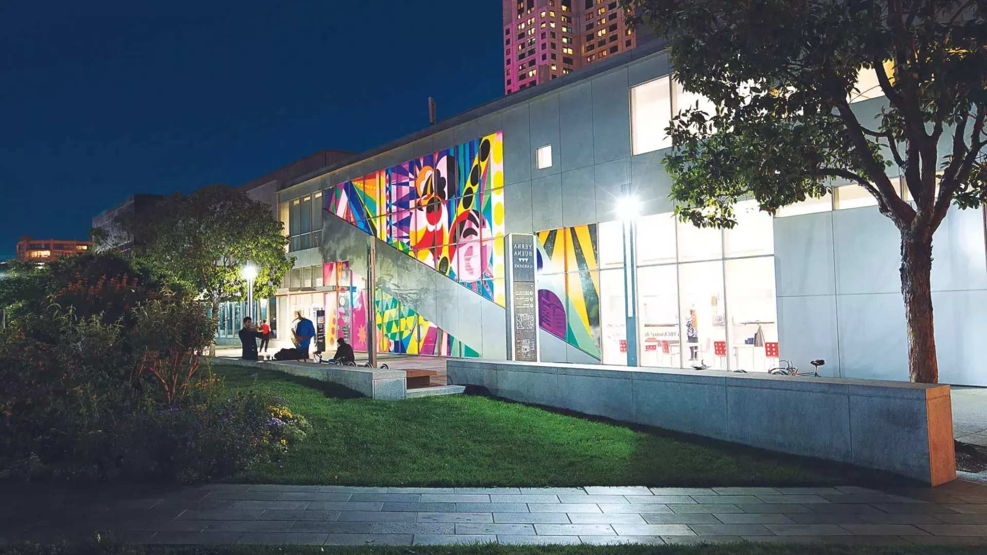 Esterno del Yerba Buena Center for the Arts di notte.