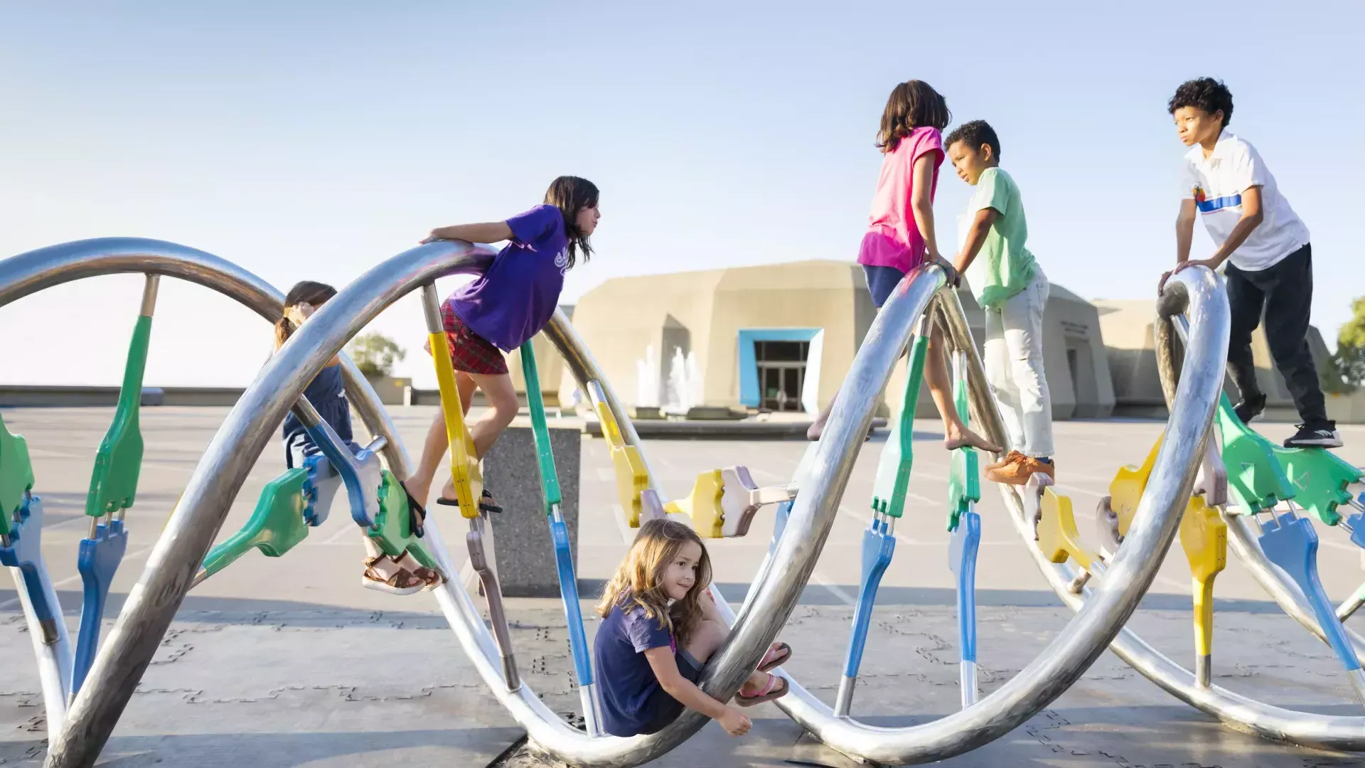 Niños jugando en un parque infantil.