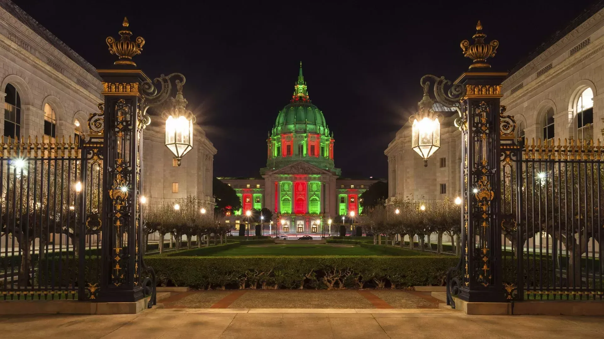 L'hôtel de ville de San Francisco est illuminé pour les vacances.