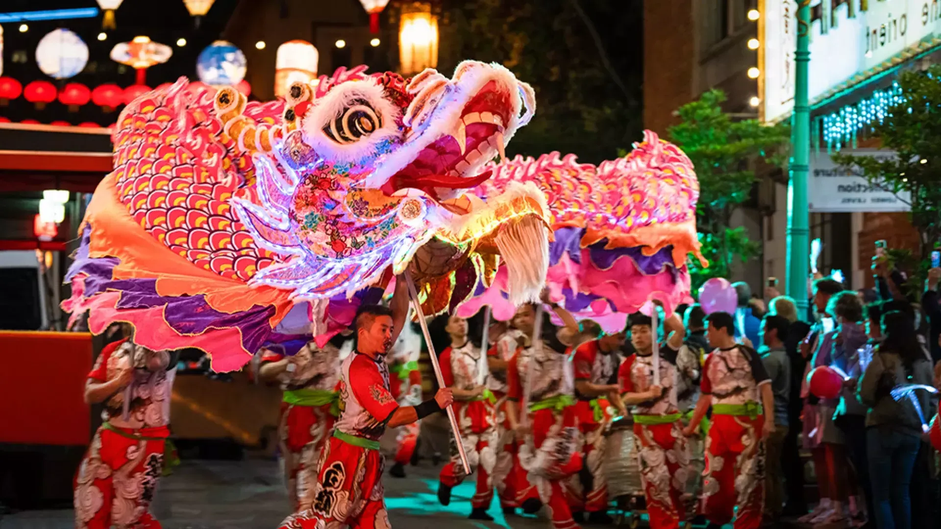 Tänzer manipulieren während der Lunar New Year Parade in San Francisco einen riesigen, 这些龙.