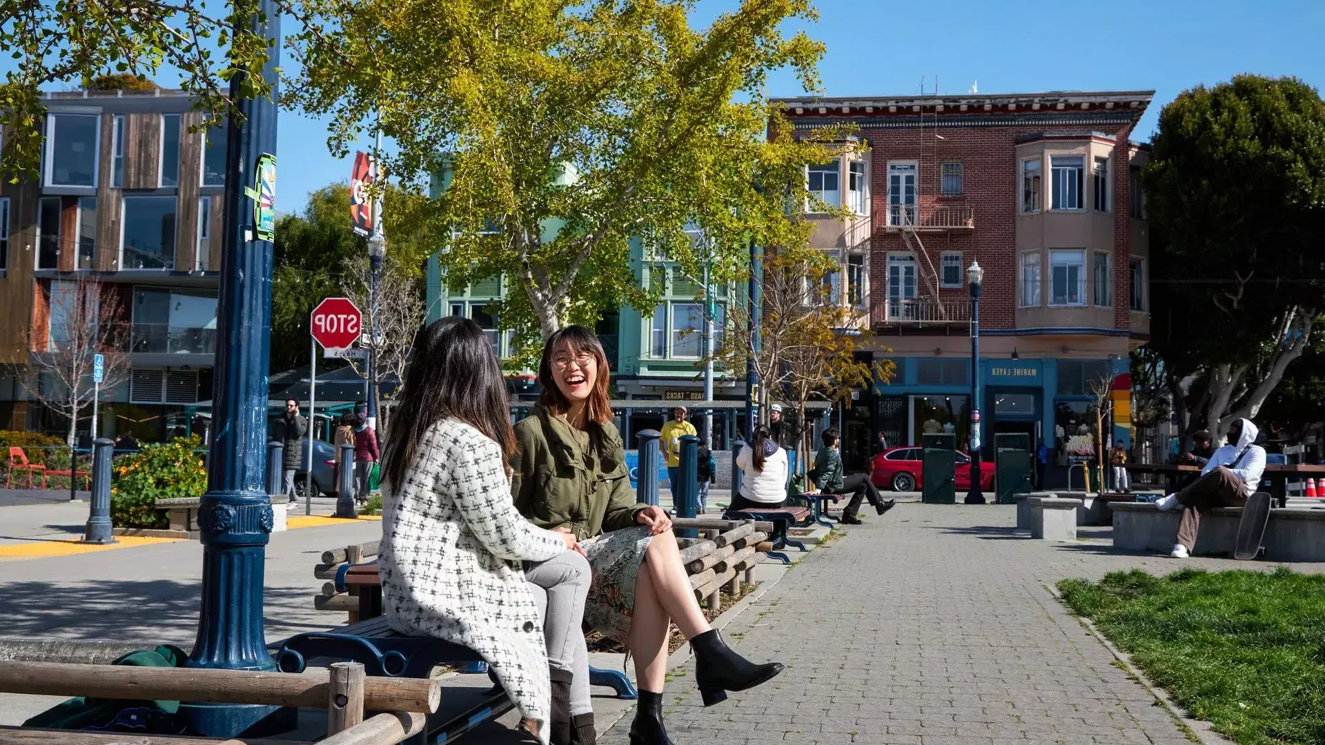 Le donne siedono fuori al Patricia's Green nella Hayes Valley di San Francisco.