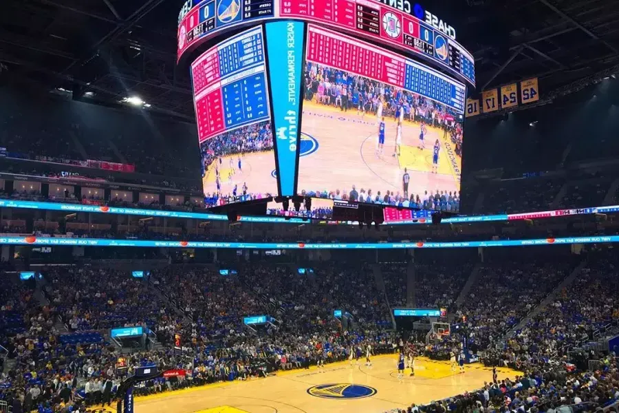 Dentro del Chase Center de 贝博体彩app para un partido de los Golden State Warriors.