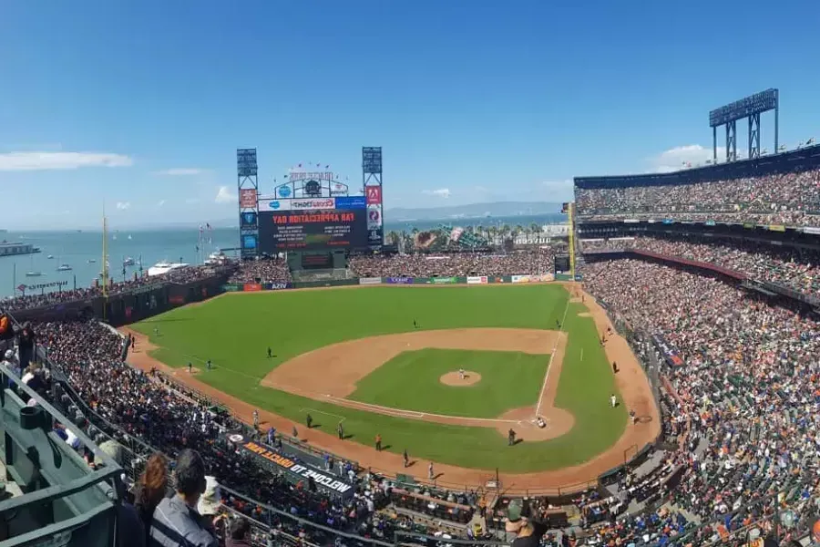 从看台上俯瞰贝博体彩app甲骨文公园(Oracle Park), 与棒球钻石在前景和贝博体彩app湾在背景.