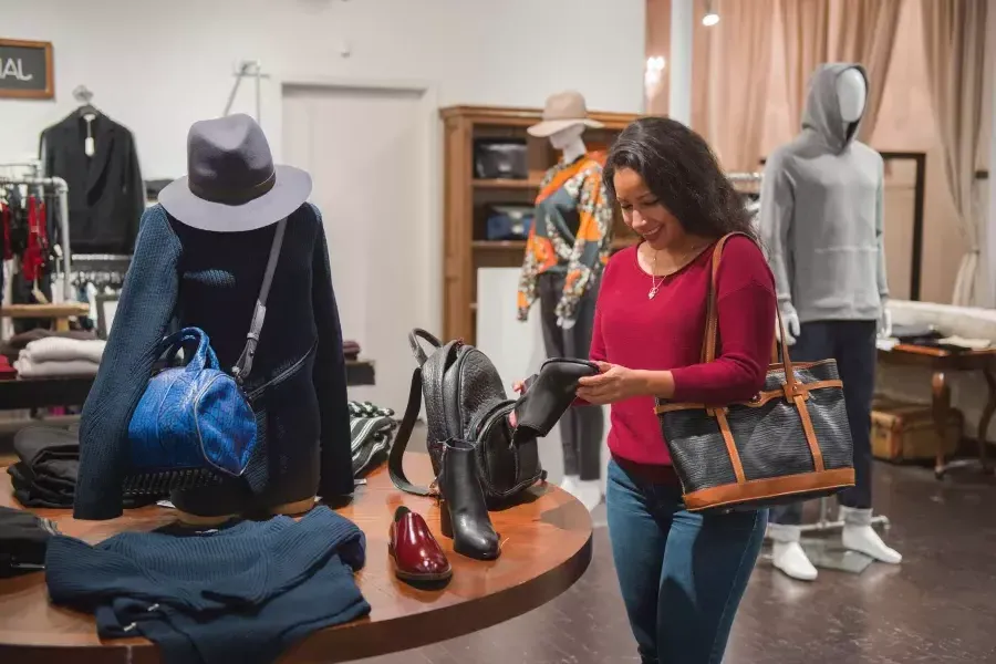 Une femme fait ses courses dans une boutique de San Francisco.