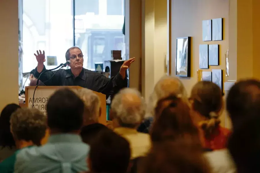 丹尼斯McNally gives a talk at the California Historical Society.