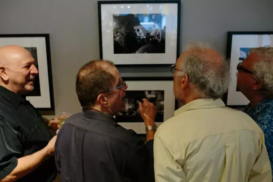 丹尼斯McNally showing photographs to friends