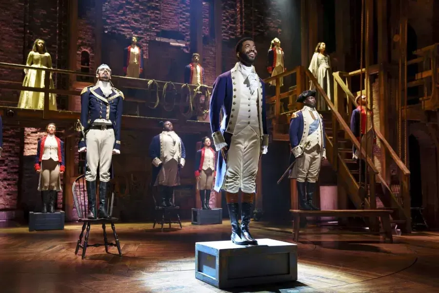 Il cast nazionale di "Hamilton" si esibisce sul palco dell'Orpheum Theatre di San Francisco.