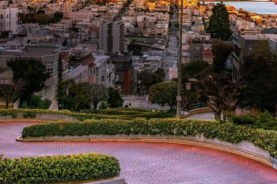 《崩塌在Coit Tower in the distance during sunset》.