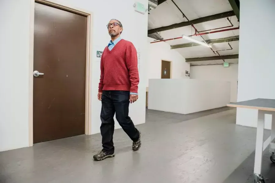 罗恩·莫尔特里·桑德斯 walking in his studio.