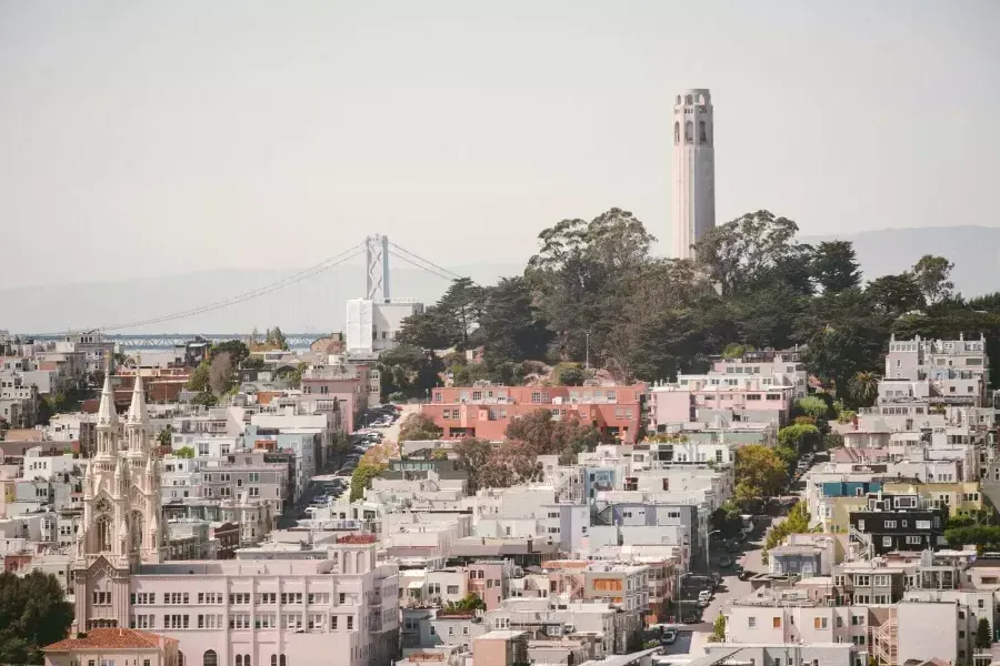 贝博体彩app科伊特塔(Coit Tower)的背景是海湾大桥(Bay Bridge)和一座满是房屋的小山.