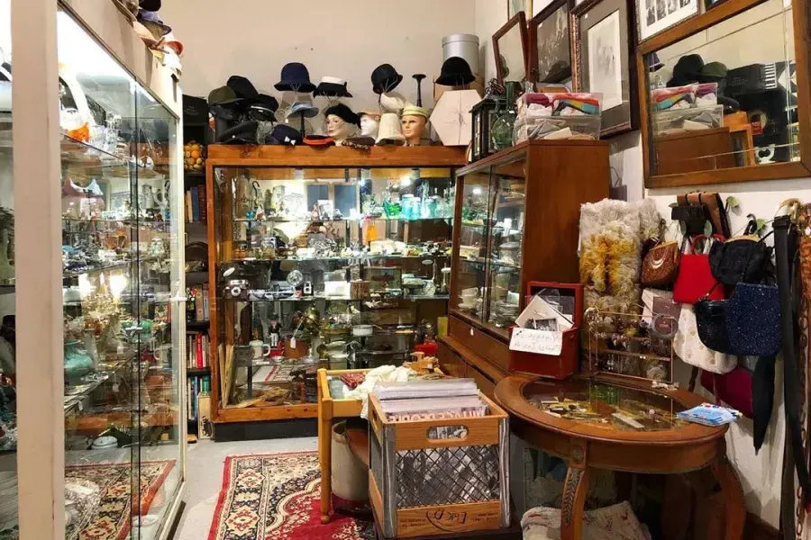 各种古物的内部视图, 帽子, œuvres d'art et bien plus encore chez Cole Valley Antiques.