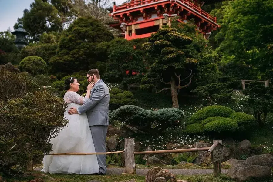 Married couple in front of the 如何 Tea Garden