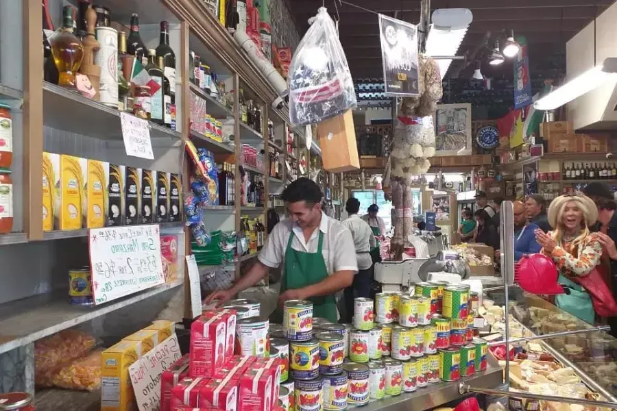 在一个意大利食品市场在贝博体彩app的北海滩社区。.