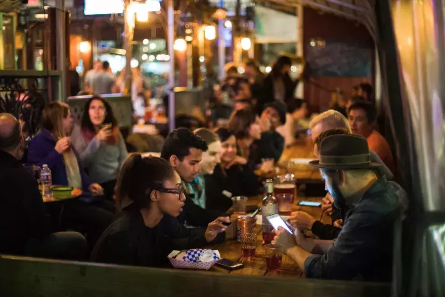 Menschen essen in einem überfüllten Essbereich in SoMa. San Francisco, Kalifornien.