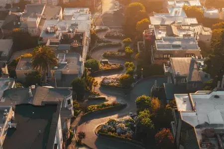 Aerial of 朗伯德街 at dusk