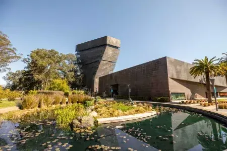 Exterior of the modern, angular de Young Museum. 是贝博体彩app,california.