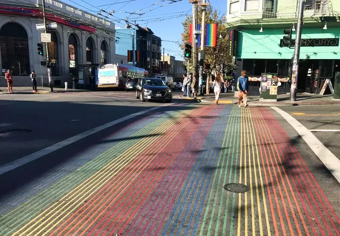 Die markanten Regenbogen-Zebrastreifen des Castro.