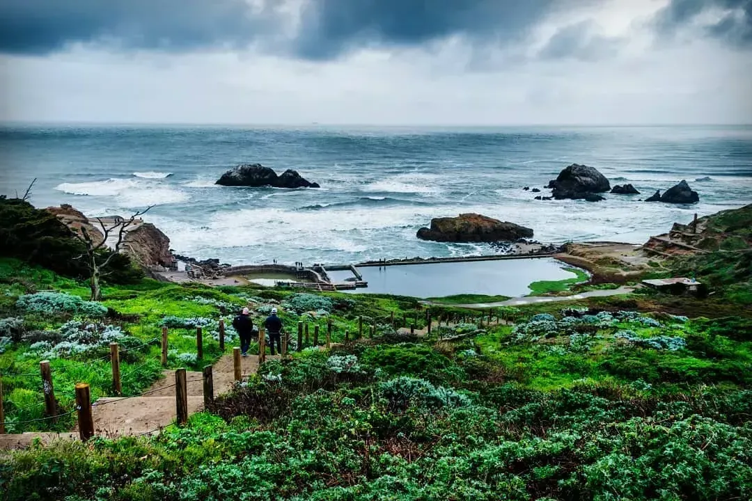 徒步旅行者探索贝博体彩app的苏特罗浴场靠近太平洋