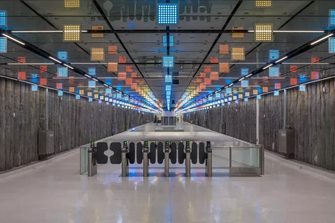 “Lucy in the Sky” de Erwin Redl, 2021, Central Subway: Estação 联合广场 Market