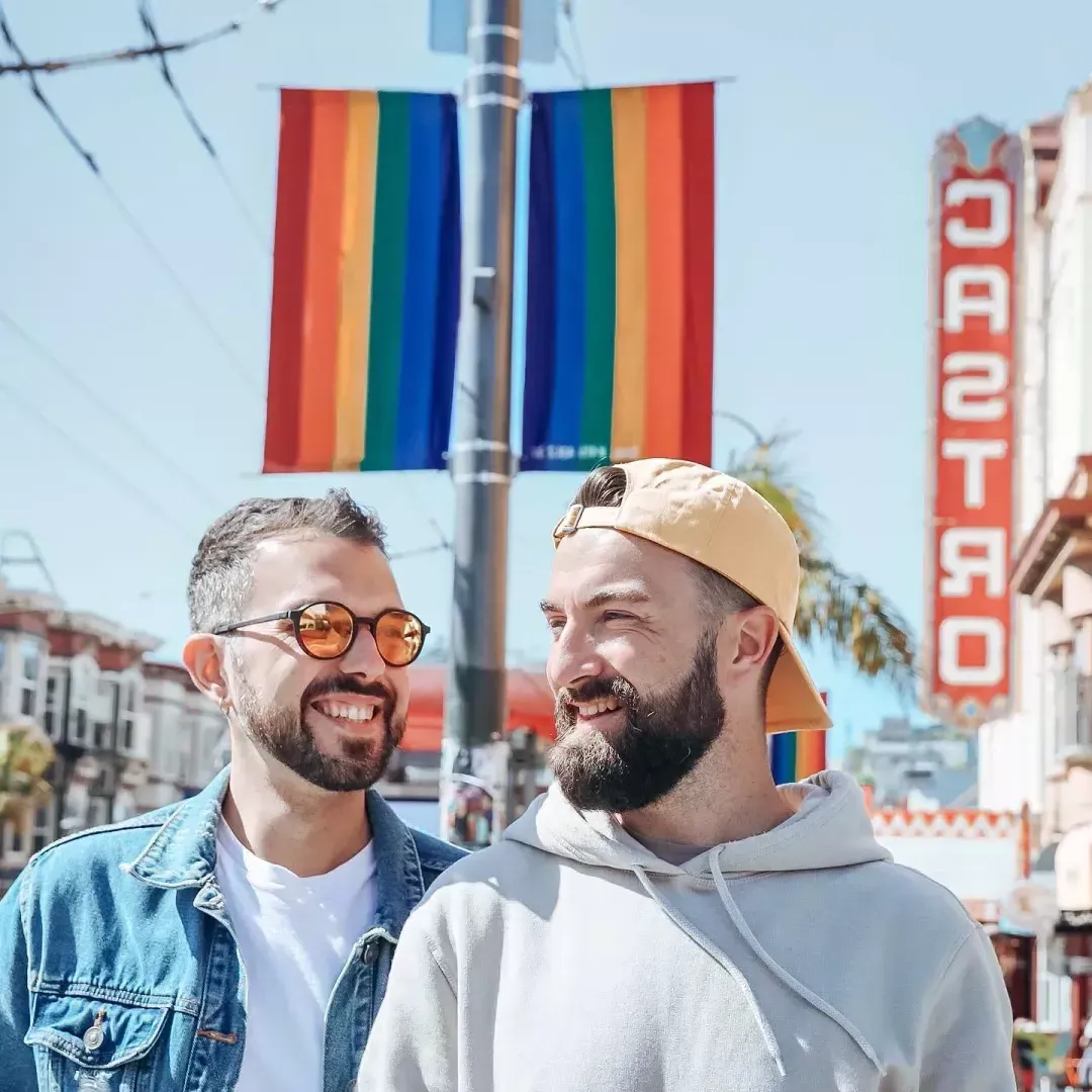 Hommes traînant dans le Castro