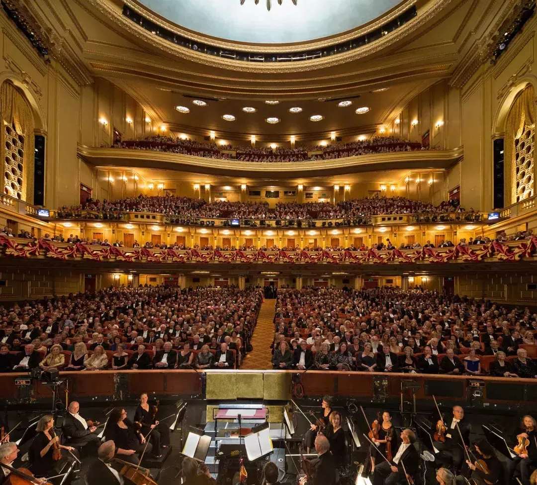 这首交响曲正在为在战争纪念歌剧院(War Memorial Opera House)的歌剧演出做准备. San Francisco, Californie.