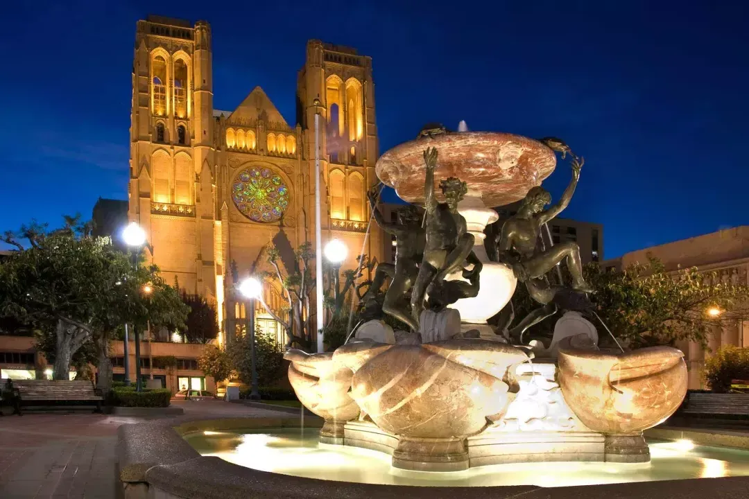 Die Grace Cathedral in San Francisco ist bei Nacht abgebildet, 前景中有一个华丽的喷泉.