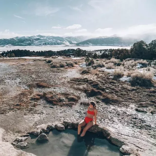 Una mujer se relaja en unas aguas termales naturales más allá de San Francisco.