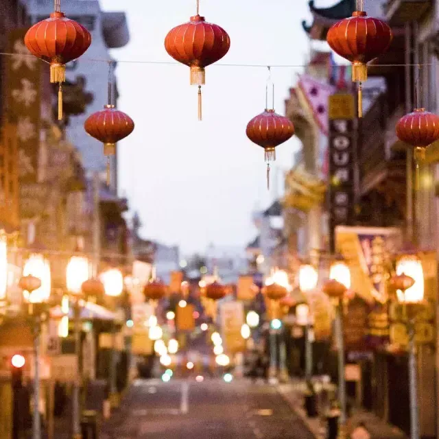 近距离看到挂在唐人街街道上的红灯笼. San Francisco, California.