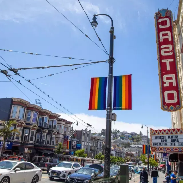 El barrio Castro de San Francisco, 与卡斯特罗剧院的海报和彩虹旗在前景.