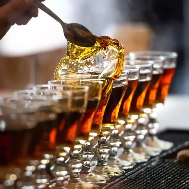 A row of Irish coffees served at 布埃纳维斯塔咖啡馆.