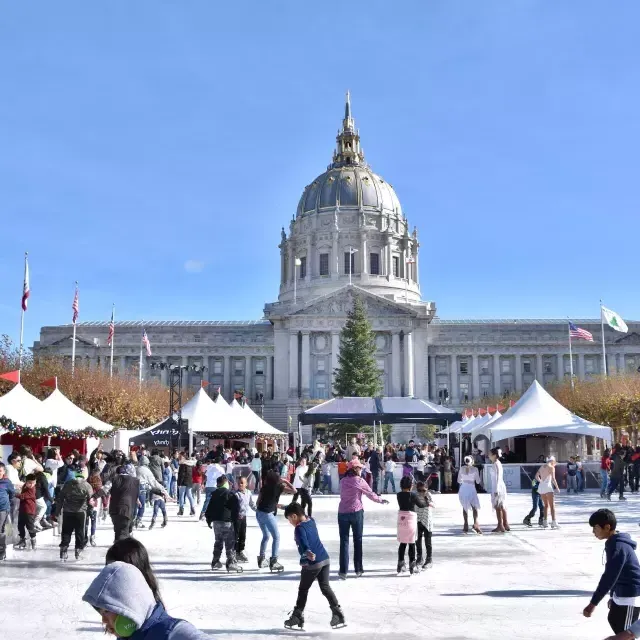 Los patinadores saltan al hielo en una de las pistas de temporada de San Francisco.