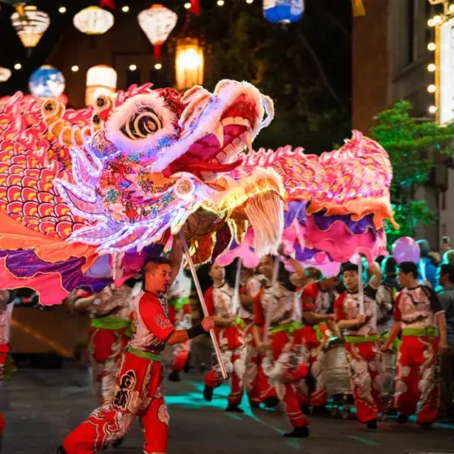 Los bailarines manipulan un 变装皇后比赛ón gigante iluminado durante el Desfile del Año Nuevo Lunar de 贝博体彩app.