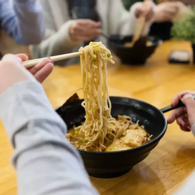 用筷子把泡面从碗里拿出来的人